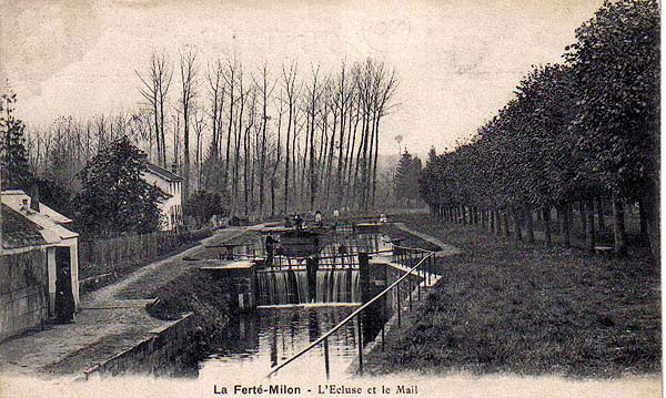 La Ferté-Milon - L'Ecluse et le Mail<br>CPA édition Imp. Lib. Crépaux, vers 1910 — <i>collection Bergus</i>