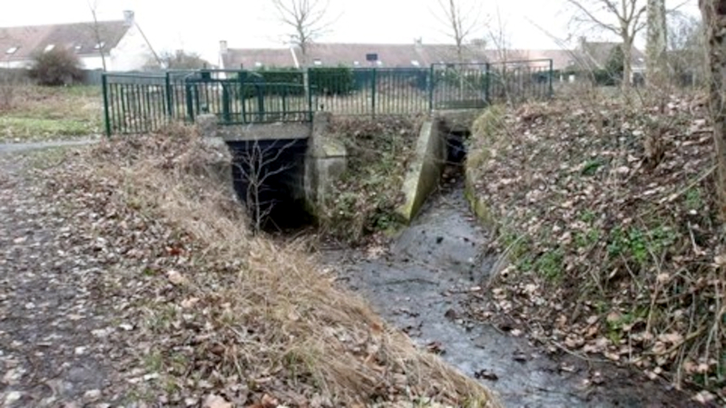 Sortie après le passage sous le chemin de halage