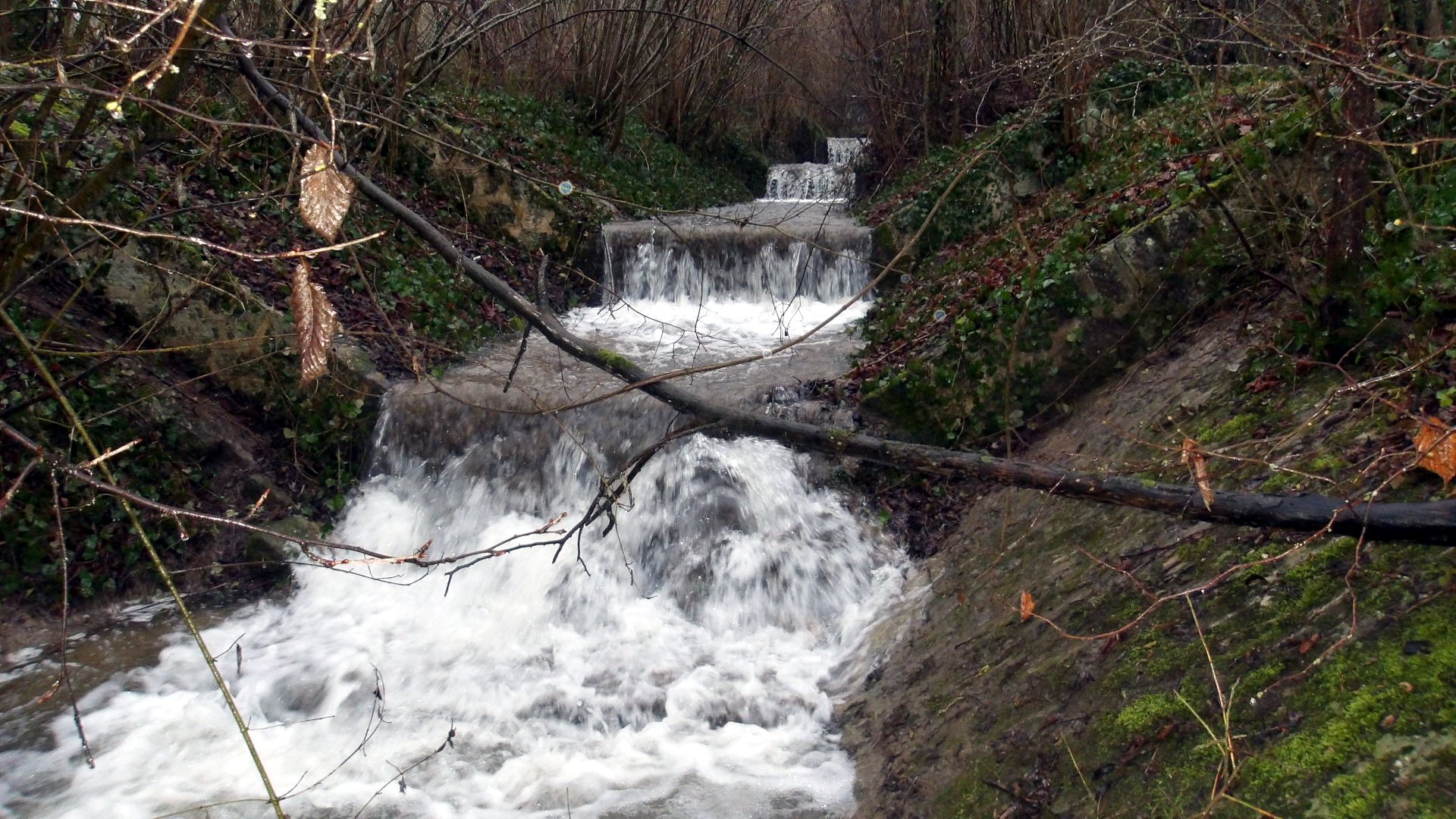 Ocquerre — Chenal du déversoir pente moyenne 15 % sur 14 m