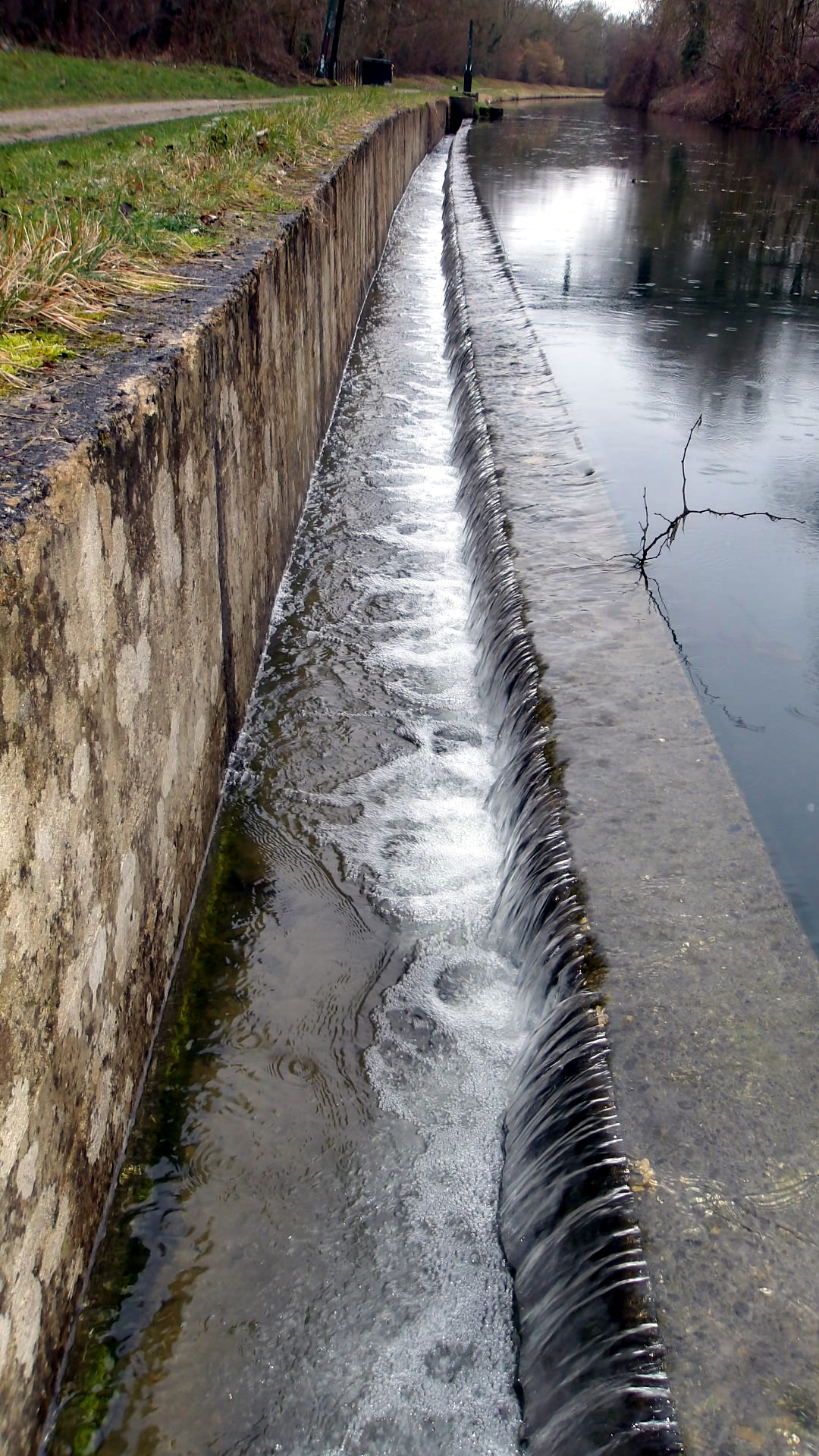 Déversoir, vue vers l'aval