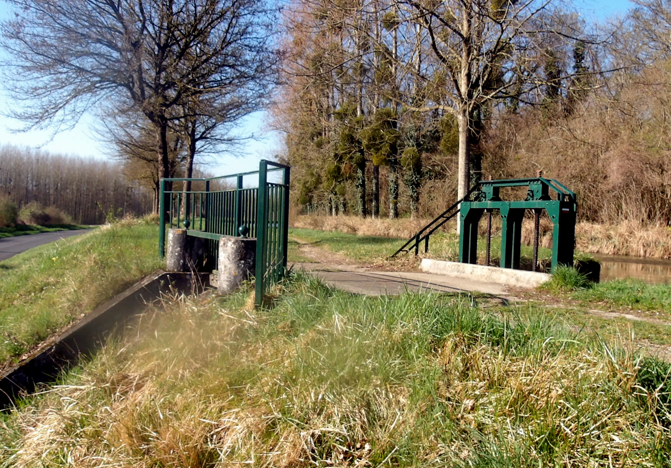 Passage souterrain sous le chemin de halage, avant le chenal