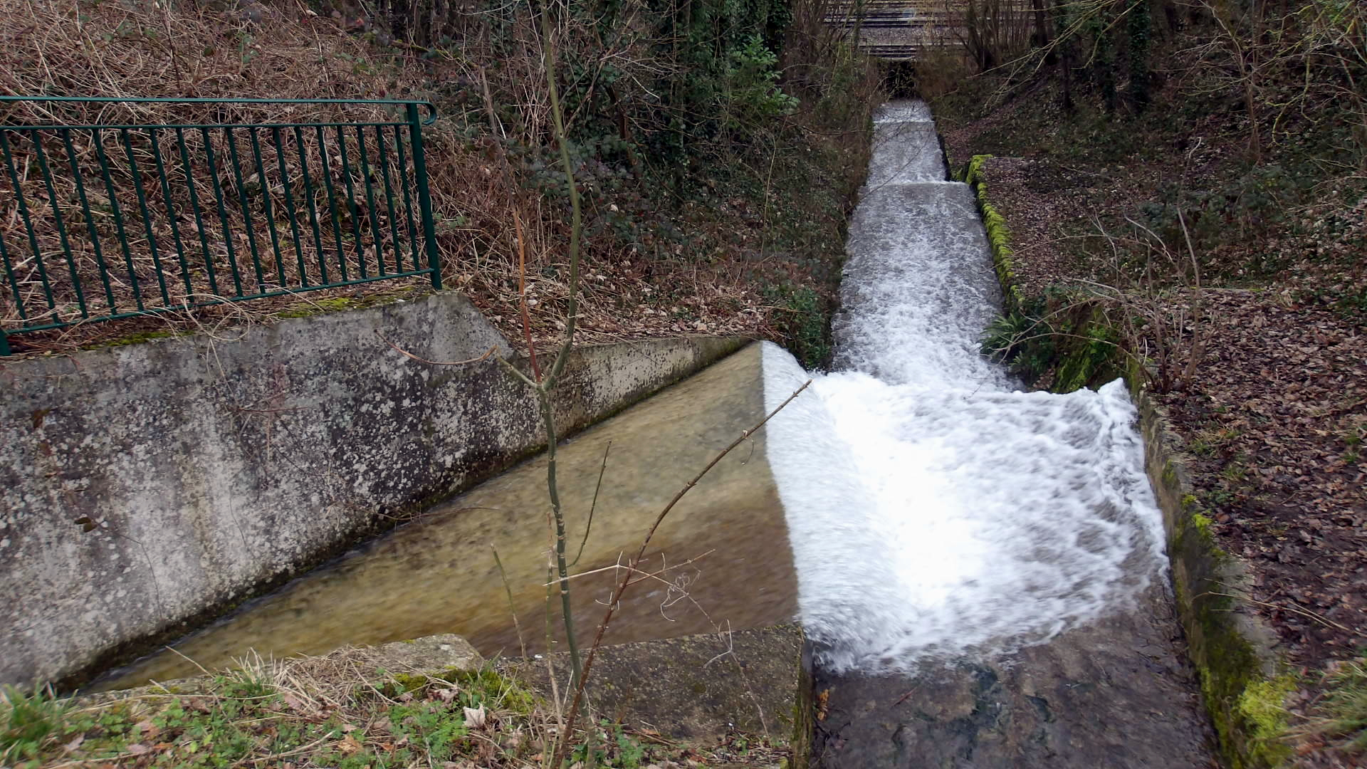 La sortie des eaux de l'avaloir au déversoir de Villenoy Photo AFLO - 2026