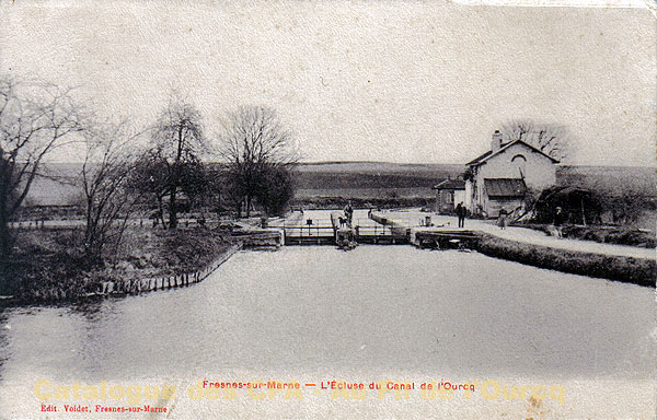 Fresnes-sur-Marne – L'Ecluse du Canal de l'Ourcq<br>CPA édition Voidet, vers 1919 — <i>collection Bergus</i>