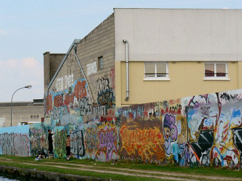Murs tagués sur la rive gauche
