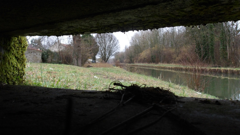 Fenêtre de tir du bloc n° 7 vue de l'intérieur, orientée vers le NNE sur le débouché du canal du Clignon