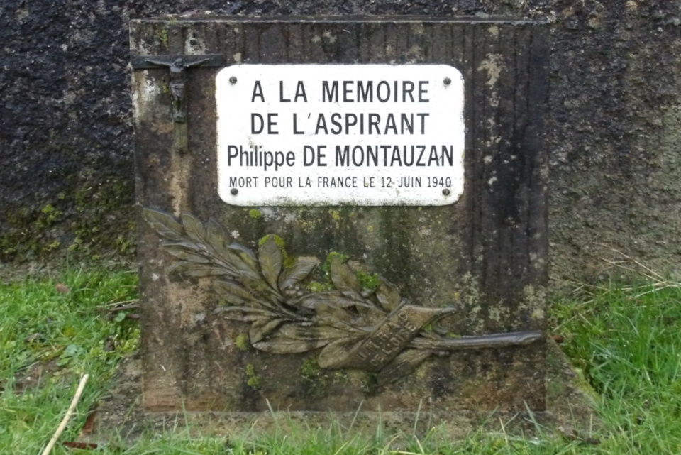 Stèle à la mémoire de l'Aspirant Philippe de Montauzan, mort pour la France le 12 juin 1940, rattachée au bloc n°&nbsp;12, à Varinfroy
