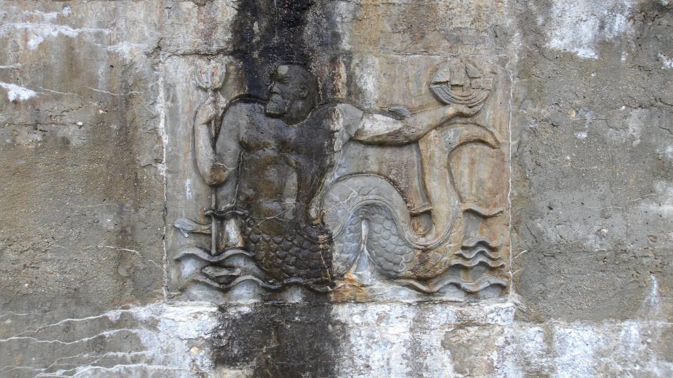Sculpture moulée représentant Neptune, sur le bloc n°&nbsp;17 à Varinfroy