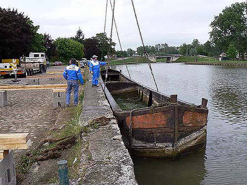 Près d'un siècle après sa mise à l'eau, la flûte retourne au sec